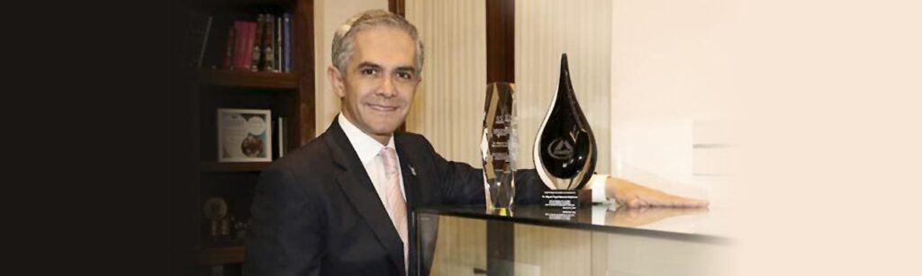 Miguel Angel Mancera con reconocimientos para Medix