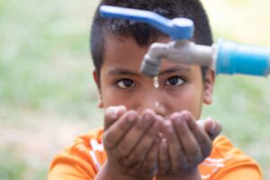  El refresco se volvió parte de la vida diaria en las personas que no tienen acceso o cuentan con el servicio de agua potable.
